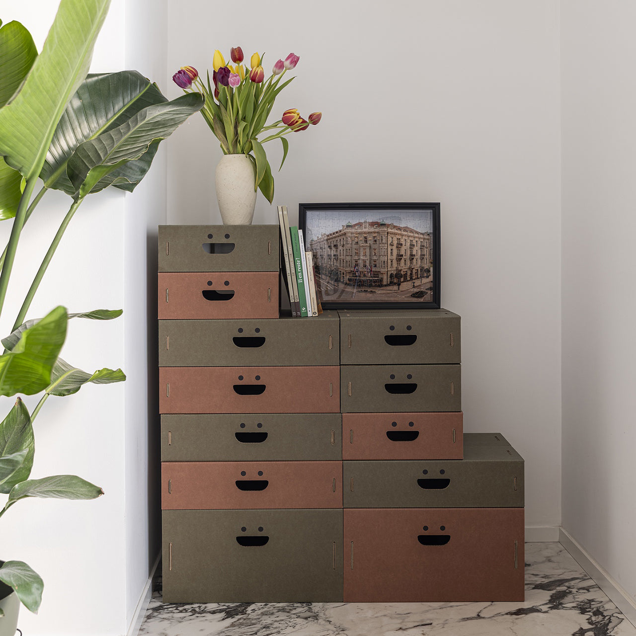 Scatole organizer armadio in cartone impilate - Corvasce Design